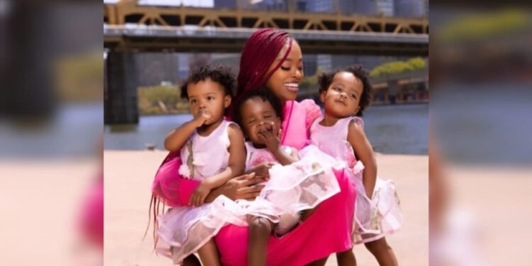 Mulher engravida de gêmeas enquanto já estava gestando bebê. Entenda