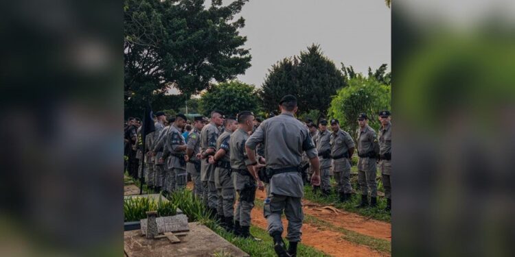 Rosas, continência e saudade: as homenagens ao PM que morreu afogado
