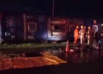 Ônibus de turismo tomba e deixa ao menos cinco mortos no DF