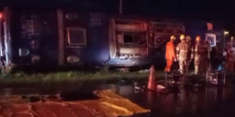 Ônibus de turismo tomba e deixa ao menos cinco mortos no DF