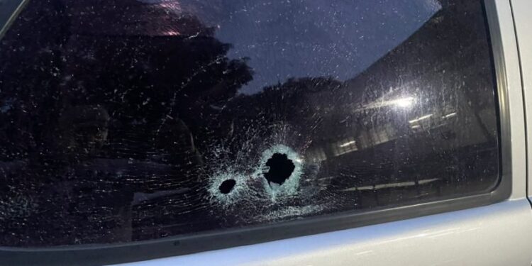 Motorista de Mercedes dá dois tiros em homem após briga de trânsito