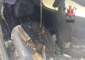 Bombeiros são acionados para apagar em incêndio em carro no DF