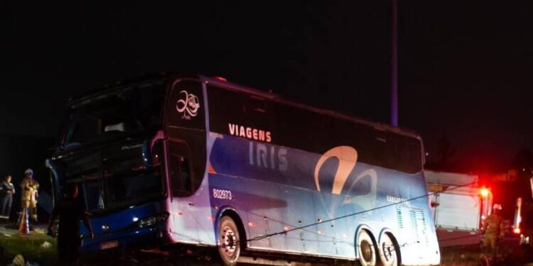 Vídeo: veja momento em que ônibus clandestino capota na BR-070