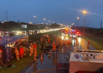 Ônibus que tombou no DF e matou 5 era clandestino e fugiu de escolta