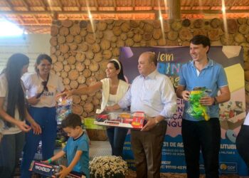 Ibaneis distribui brinquedos para 250 crianças em ação social no DF