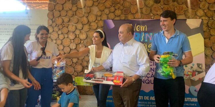 Ibaneis distribui brinquedos para 250 crianças em ação social no DF