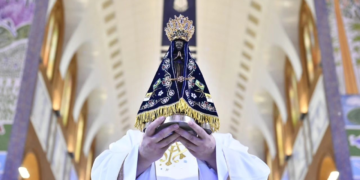 Sem eleição e com estátua nova, Nossa Senhora Aparecida “ganha de volta” seu feriado