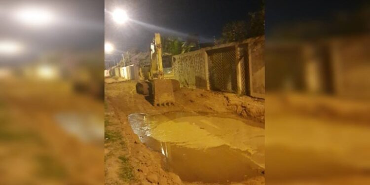 Vídeo: moradores denunciam cano estourado e atoleiro em Vicente Pires