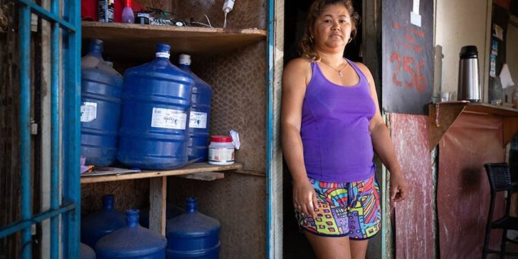 Moradores de ocupação no DF sofrem com diarreia e irritação na pele