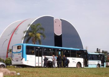 Moto vai parar embaixo de roda de ônibus após fechada na W3 Norte