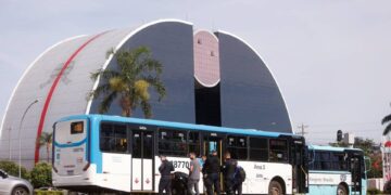 Moto vai parar embaixo de roda de ônibus após fechada na W3 Norte