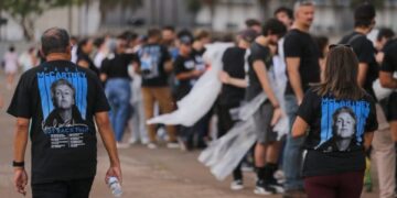 Animados, fãs chegam para show de Paul McCartney no Mané Garrincha