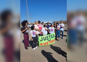 DF: família e amigos de jovem morto por PM protestam em frente a fórum