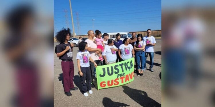 DF: família e amigos de jovem morto por PM protestam em frente a fórum