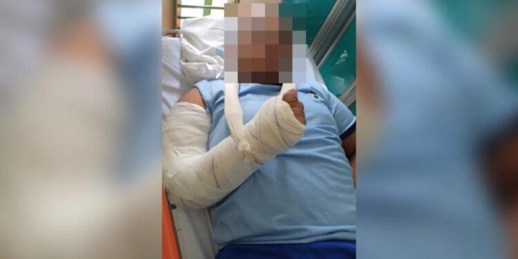 Vídeo mostra momento em que PM quebra braço de aluno autista em crise