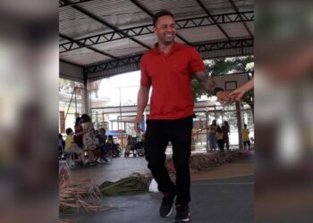 Aluno autista que teve braço quebrado por PM está em choque, diz mãe