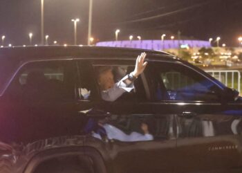 Vídeo: Paul McCartney cumprimenta fãs na entrada do Mané Garrincha