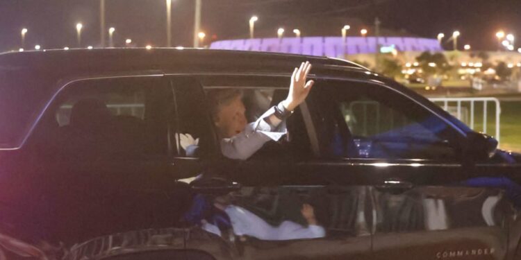 Vídeo: Paul McCartney cumprimenta fãs na entrada do Mané Garrincha