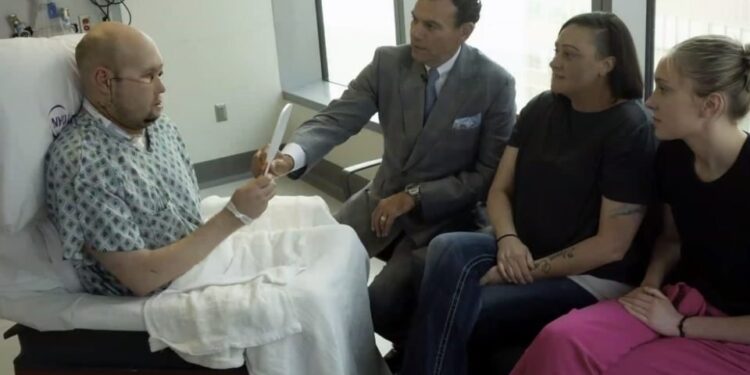 Inédito: americano recebe transplante de face parcial e olho inteiro