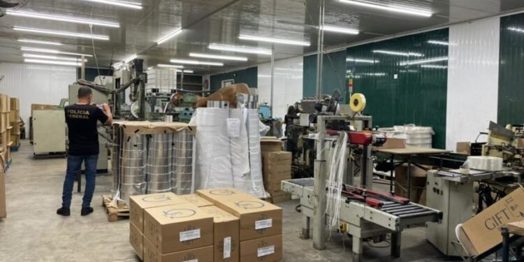 PF fecha fábrica clandestina de cigarros e resgata escravos paraguaios