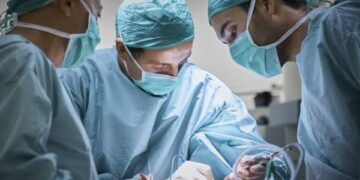 Mulher passa por plástica para retirar pele, mas acorda com silicone