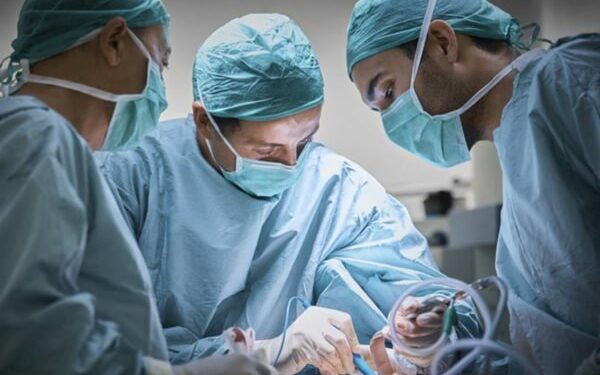 Mulher passa por plástica para retirar pele, mas acorda com silicone