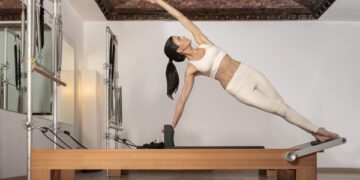 Fisioterapeuta sugere exercícios de pilates para melhorar na academia
