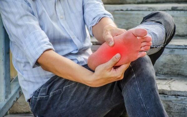 Menina fica sem andar após contrair grave infecção em banheira