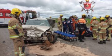 Homem mata irmão e sobrinho em briga de família, foge e causa acidente
