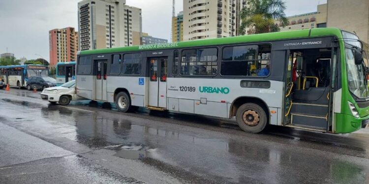 Motorista perde controle, carro derrapa e bate de lado em ônibus no DF
