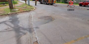 Veja momento exato em que bueiro explode perto de carros na Asa Norte