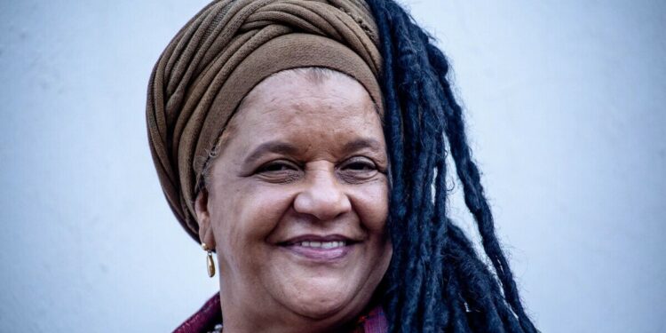 Ialorixá eleita patrimônio vivo, Mãe Beth de Oxum faz a revolução cultural no terreiro