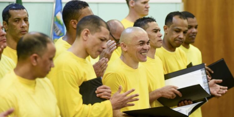 Vozes que Libertam: presos do Entorno apresentam 1ª cantata de Natal