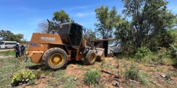 DF Legal derruba construções irregulares e 2km de cerca em Planaltina