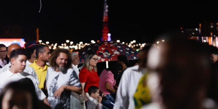 Réveillon: música e show de fogos atraem brasilienses para a Esplanada