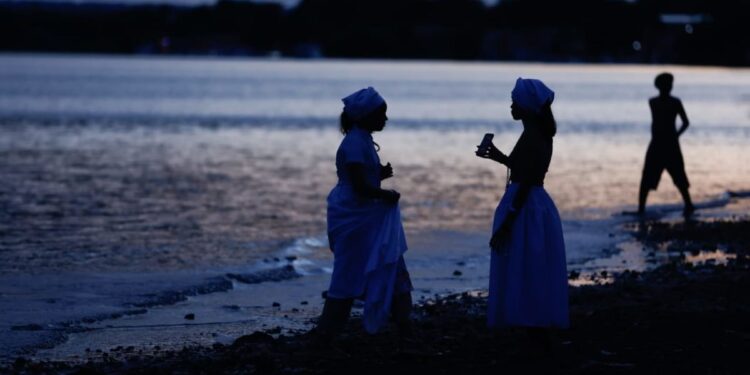 Ano-Novo: fiéis da umbanda e do candomblé fazem oferendas na Prainha