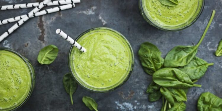 Veja receitas de vitaminas geladas para melhorar o treino no verão