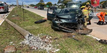 Homem fica ferido ao bater carro em poste na EPIA Sul
