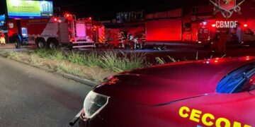 Incêndio de grandes proporções atinge distribuidora de bebidas no DF