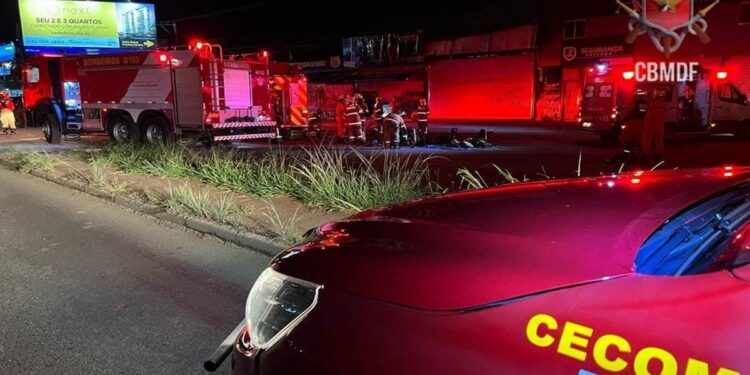 Incêndio de grandes proporções atinge distribuidora de bebidas no DF