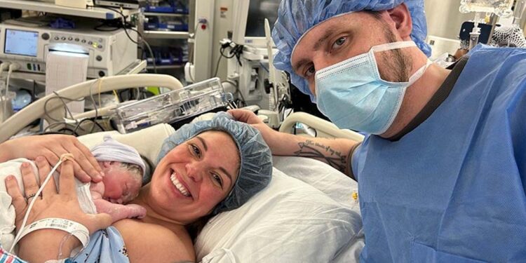 Vídeo: mulher com 2 úteros dá à luz bebês em dias diferentes nos EUA