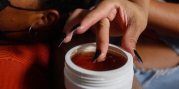 Anvisa cancela 1.266 pomadas para cabelo após casos de cegueira