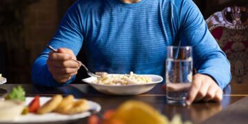 Comer alimentos crocantes ajuda a perder peso, sugere estudo