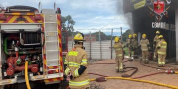 Bombeiros apagam incêndio em distribuidora de bebidas Zero Grau