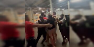 iPhone treta: casal briga por celular com cenas de pancadaria. Vídeos