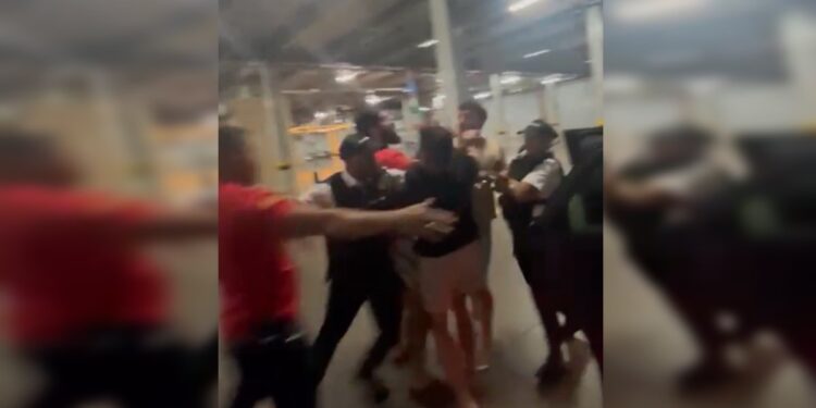 iPhone treta: casal briga por celular com cenas de pancadaria. Vídeos