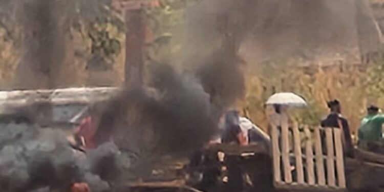 Manifestantes montam barricada para evitar remoção de barracos no DF