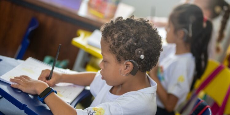 Choro, emoção e paciência: adaptação dos surdos que ouvem pela 1ª vez