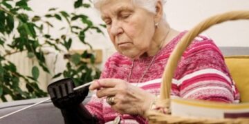 Vovó ciborgue: alemã torna-se a pessoa mais velha a ter braço biônico