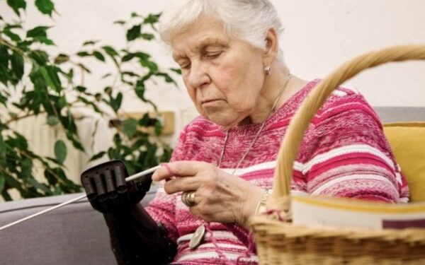 Vovó ciborgue: alemã torna-se a pessoa mais velha a ter braço biônico